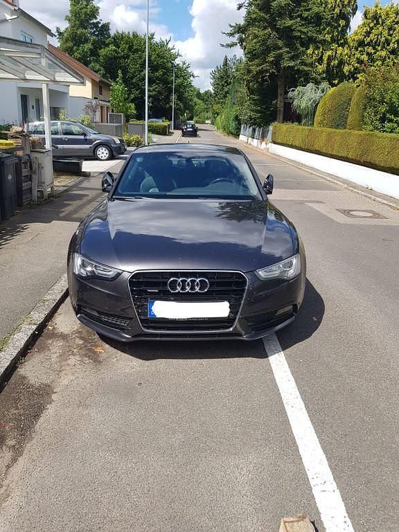Grau Gebraucht 2012 Audi A5 Ambiente Coupé | 13.900 € (Fairer Preis) - Bild 1/4
