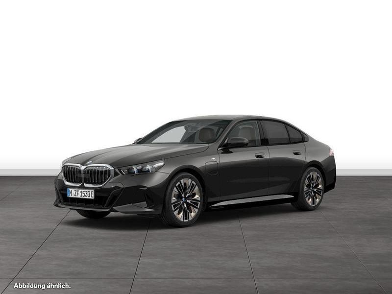 Sophistograu brillanteffekt metallic Gebraucht 2024 BMW 550e Comfort Edition Limousine | 79.834 € (Superpreis) - Bild 1/4