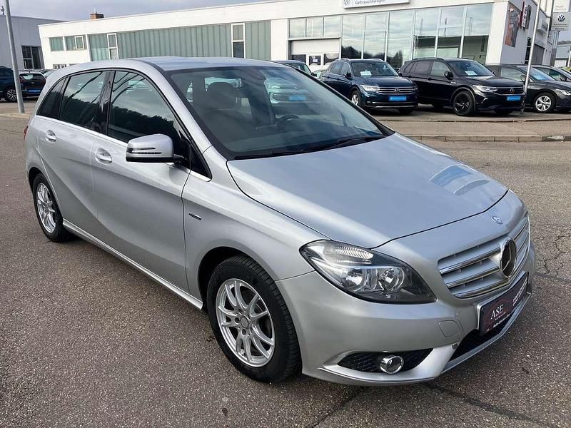 Gebraucht Mercedes B180 122 PS (89 kW) 2011 Silber Van / Kleinbus