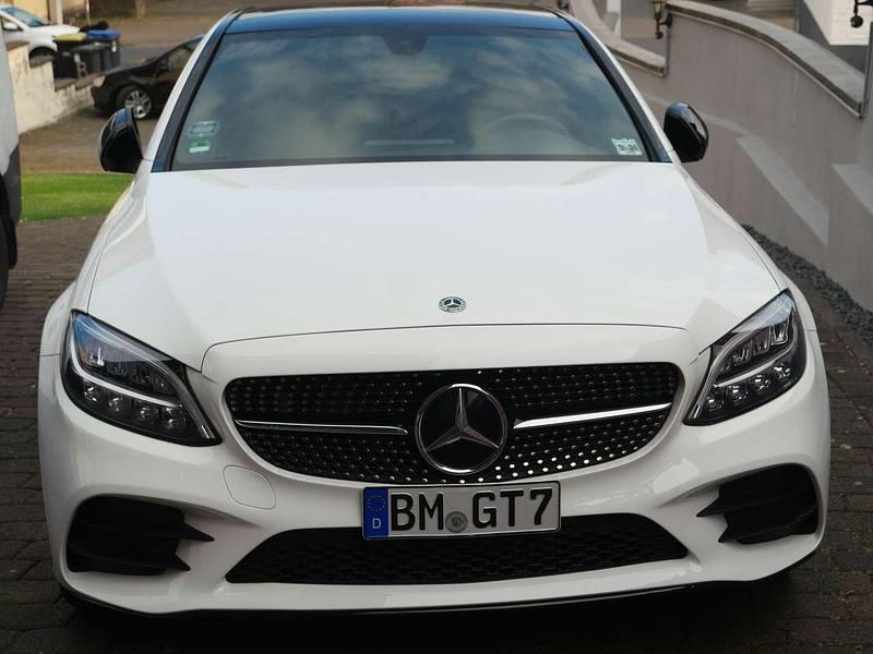 Weiß Gebraucht 2019 Mercedes C300 AMG line Limousine | 27.500 € (Guter Preis) - Bild 1/4