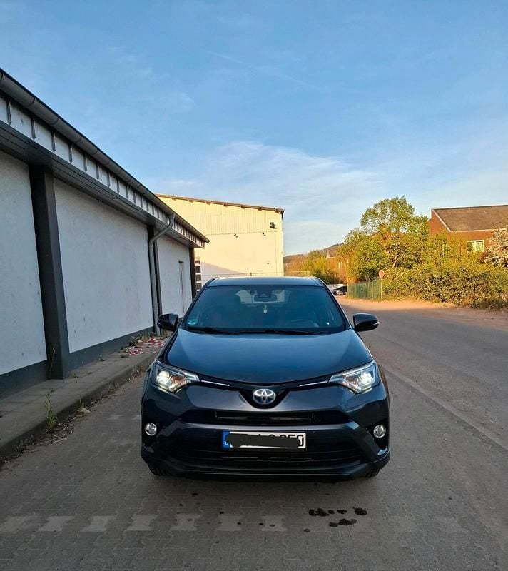 Grau Gebraucht 2017 Toyota RAV4 Hybrid Style SUV | 14.400 € (Guter Preis) - Bild 1/4