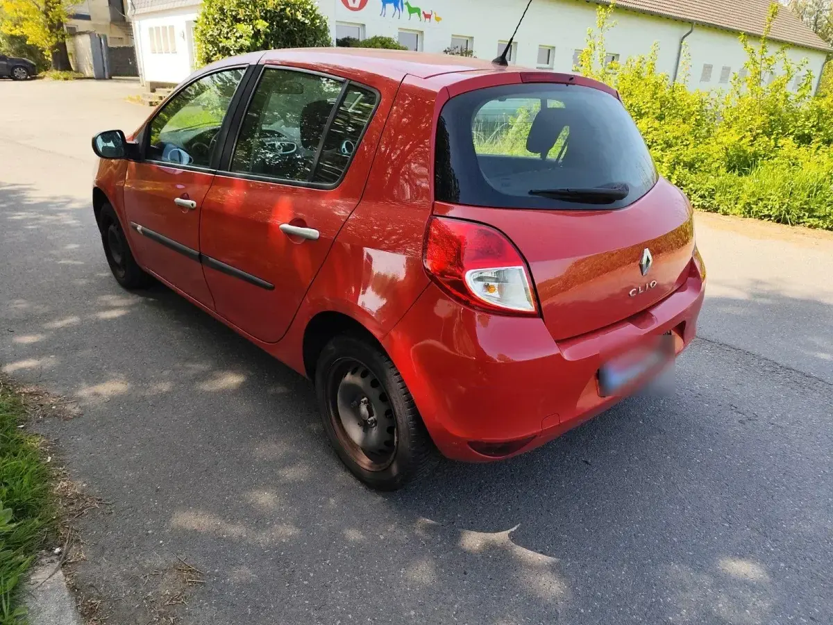 Second-hand Renault Clio II Expression 75 CP (55 kW) 2011 Hatchback
