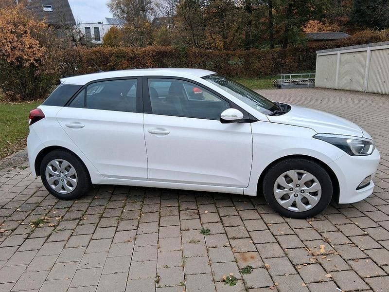 Weiß Gebraucht 2016 Hyundai i20 Kleinwagen | 8.500 € (Fairer Preis) - Bild 1/4