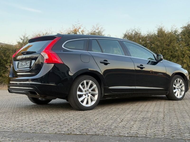 Gebraucht Volvo V60 Momentum 224 PS (164 kW) 2016 Schwarz Kombi