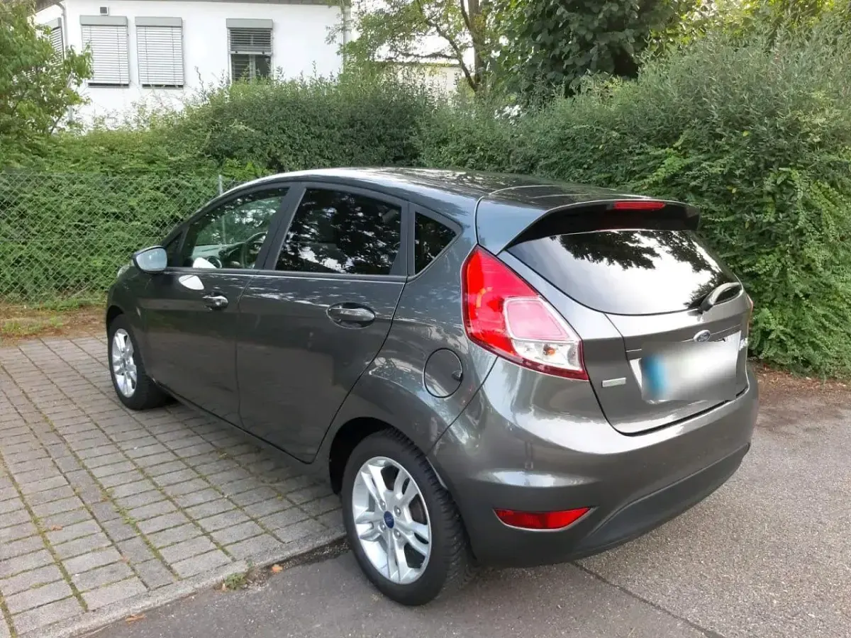 Gebraucht Ford Fiesta 101 PS (74 kW) 2016 Grau Kleinwagen