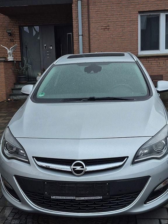 Silber Gebraucht 2014 Opel Astra Exklusiv Kombi | 4.900 € (Guter Preis) - Bild 1/4