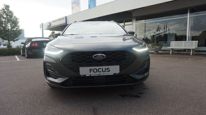 Magneticgrau (metallic) Gebraucht 2024 Ford Focus ST-Line Limousine | 26.480 € (Etwas zu teuer) - Bild 1/4