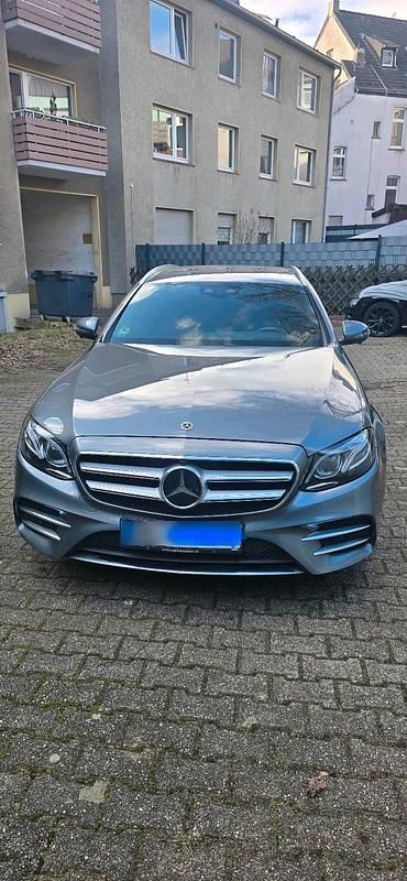 Grau Gebraucht 2019 Mercedes E300 Kombi | 23.900 € (Fairer Preis) - Bild 1/4
