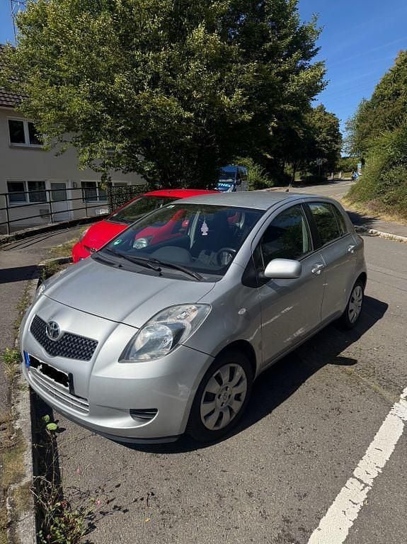 Silber Gebraucht 2006 Toyota Yaris Cool Limousine | 2.350 € (Fairer Preis) - Bild 1/4