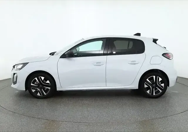Neu Peugeot 208 101 PS (74 kW) 2025 Okeniteweissmet. Kleinwagen