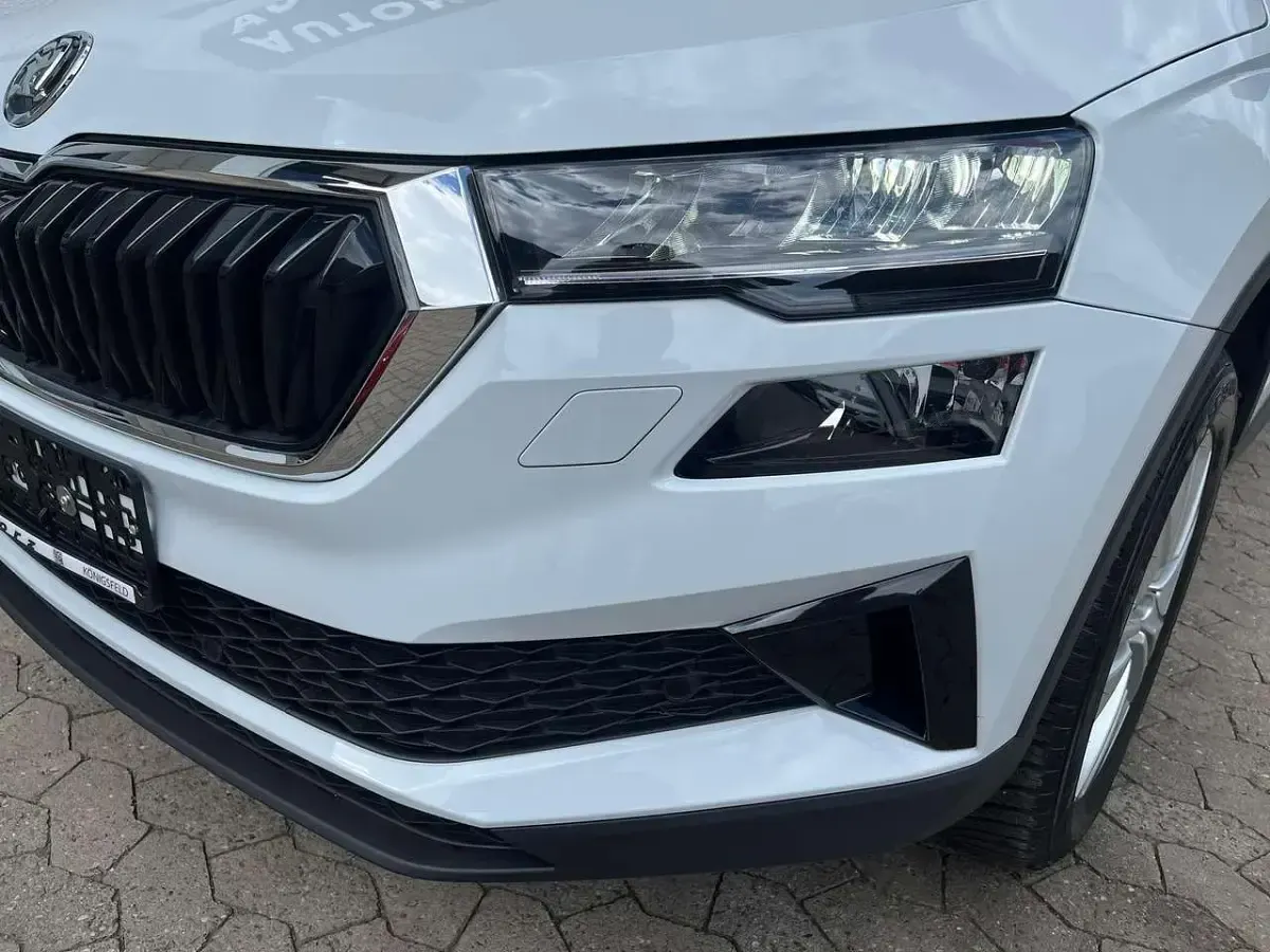 Gebraucht Skoda Karoq Selection 150 PS (110 kW) 2025 Moonweiß perleffekt SUV