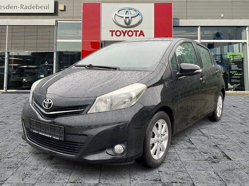 Black mica / ink Gebraucht 2012 Toyota Yaris Life Kleinwagen | 4.990 € (Fairer Preis) - Bild 1/3