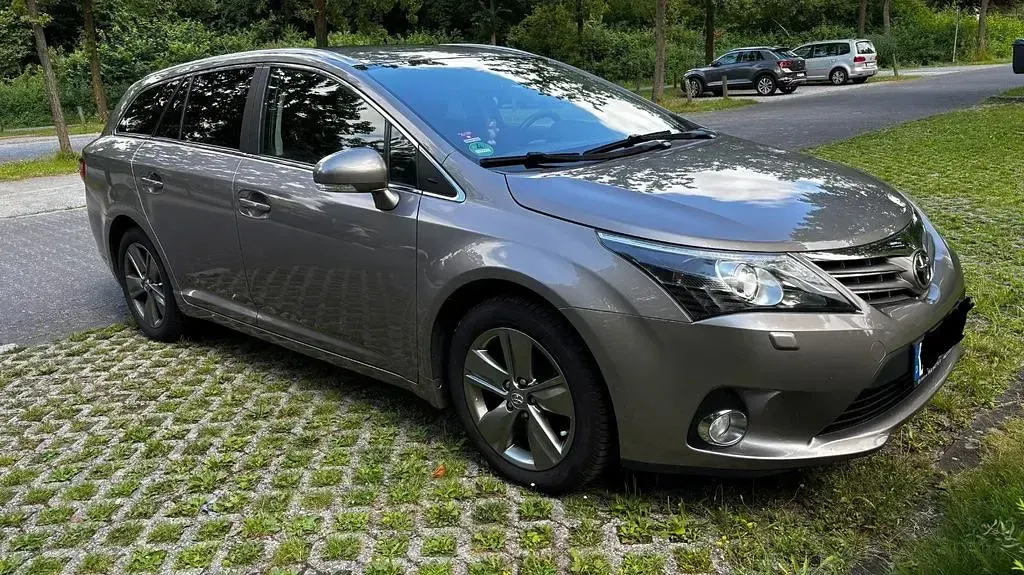 Gebraucht Toyota Avensis Edition 147 PS (108 kW) 2015 Braun Kombi