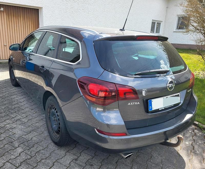 Gebraucht Opel Astra 140 PS (102 kW) 2011 Silber Kombi