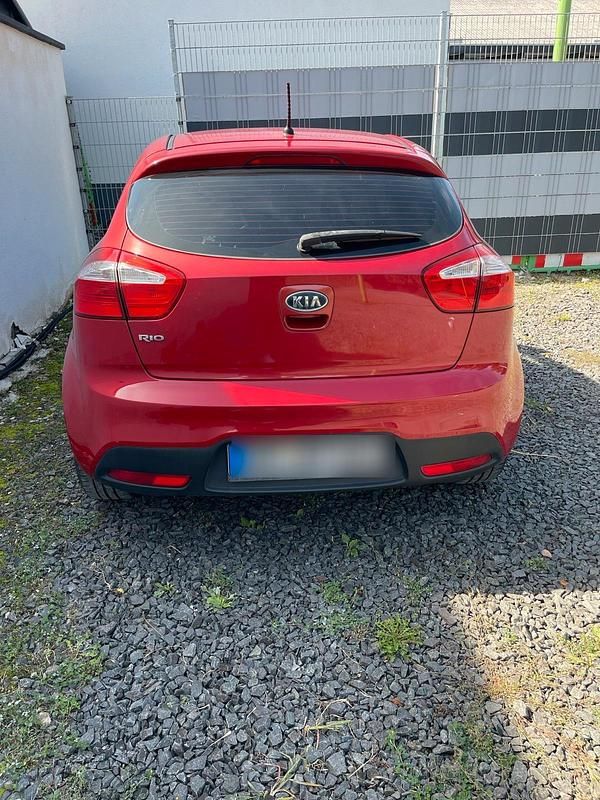 Rot Gebraucht 2011 Kia Rio 2 Limousine | 3.800 € (Fairer Preis) - Bild 1/4
