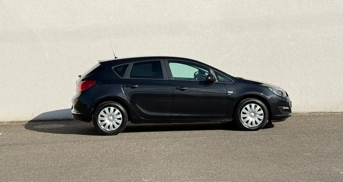Gebraucht Opel Astra Energy 131 PS (96 kW) 2014 Schwarz Limousine
