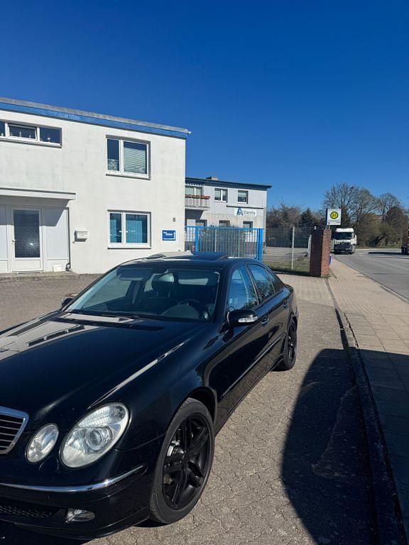 Schwarz Gebraucht 2005 Mercedes E320 Avantgarde Limousine | 6.999 € (Fairer Preis) - Bild 1/4