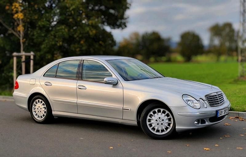 Silber Gebraucht 2006 Mercedes E200 Limousine | 6.499 € (Fairer Preis) - Bild 1/4