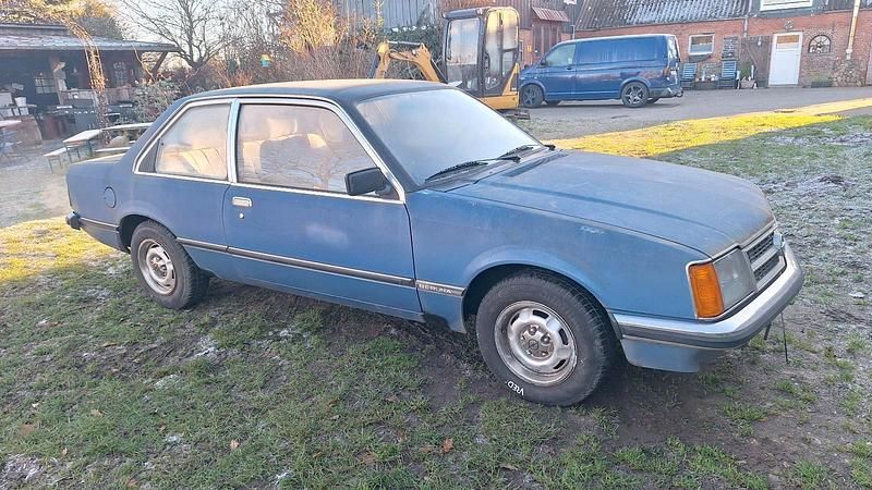 Blau Gebraucht 2025 Opel Commodore S Limousine | 3.500 € - Bild 1/3