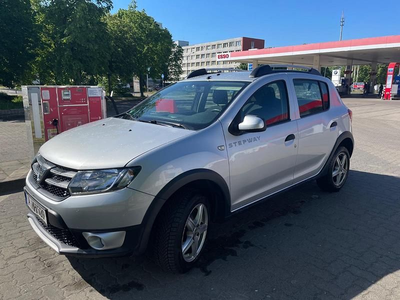 Silber Gebraucht 2014 Dacia Sandero Kleinwagen | 4.000 € (Superpreis) - Bild 1/4