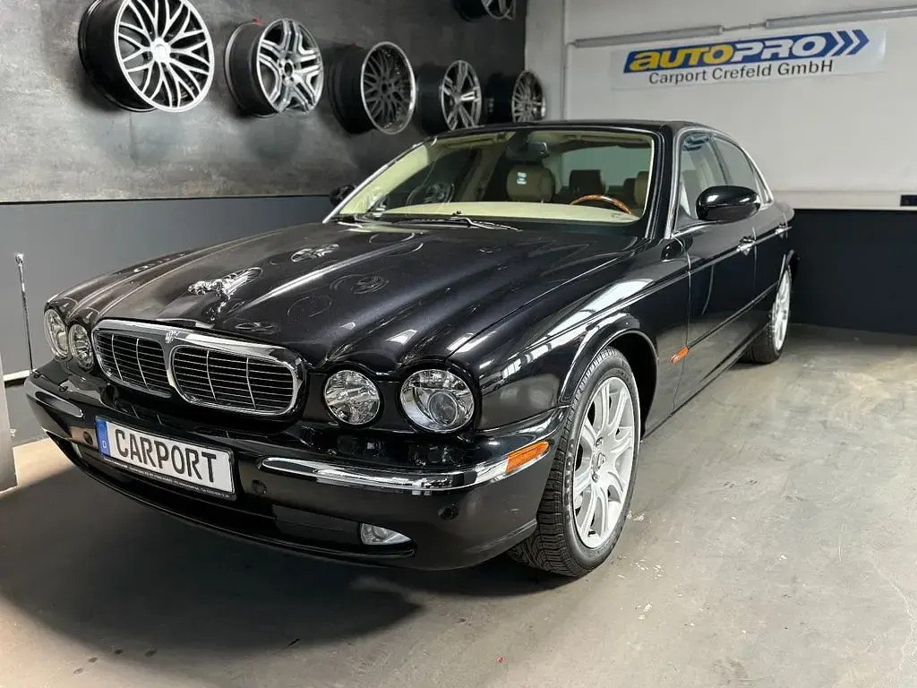 Używany Jaguar XJ 298 KM (219 kW) 2004 Czarny Sedan/Limuzyna