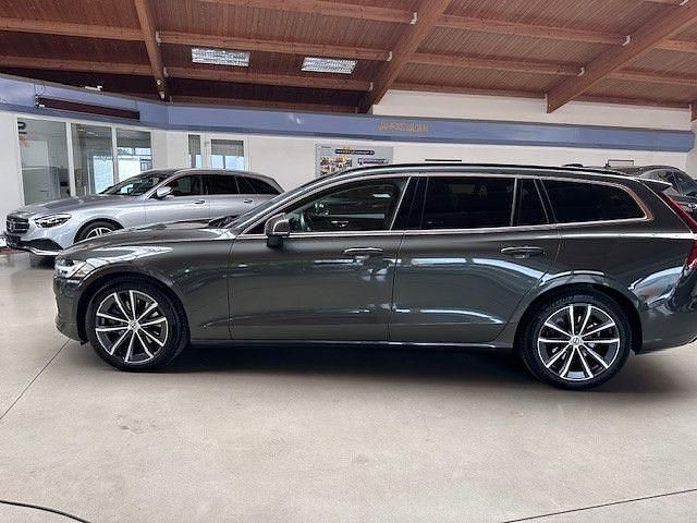 Grau Gebraucht 2021 Volvo V60 Momentum Kombi | 29.650 € (Fairer Preis) - Bild 1/4
