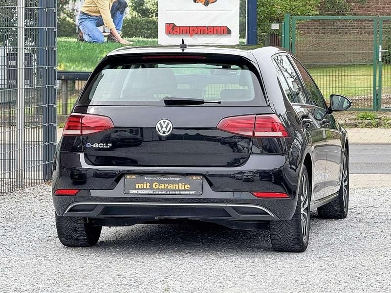 Gebraucht VW e-Golf 100 kW (136 PS) 2019 Deep black perleffekt Kleinwagen
