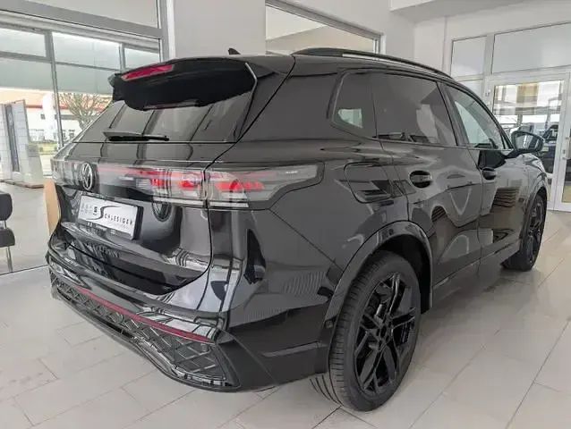 Gebraucht VW Tiguan R-line 150 PS (110 kW) 2024 Schwarz SUV