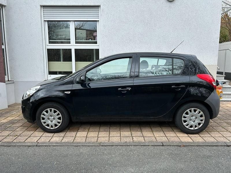 Gebraucht Hyundai i20 77 PS (56 kW) 2012 Schwarz Kleinwagen