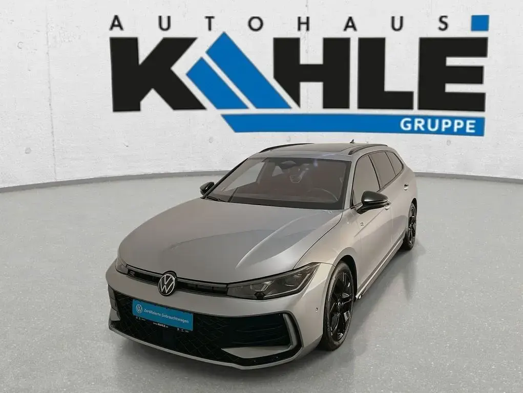Gebraucht VW Passat R-line 150 PS (110 kW) 2024 Oyster silver metallic Kombi