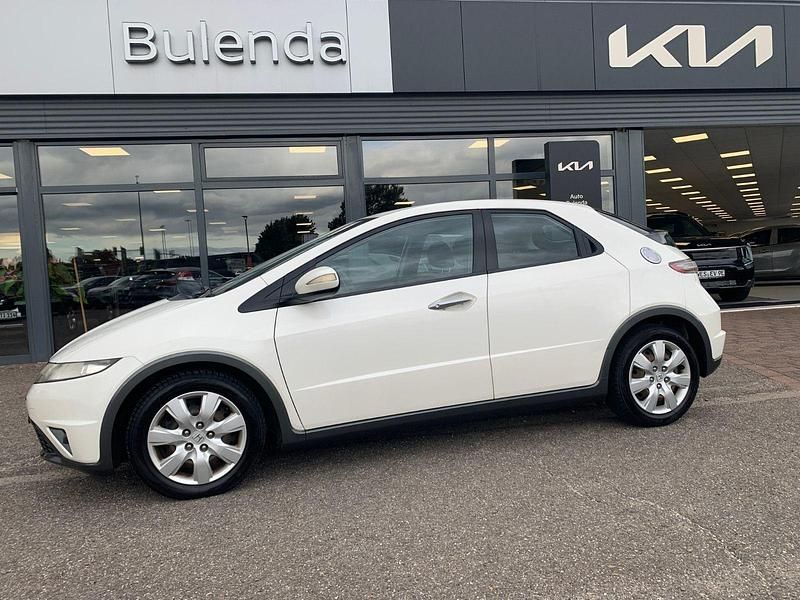 Weiß Gebraucht 2011 Honda Civic Comfort Limousine | 6.970 € (Teuer) - Bild 1/4
