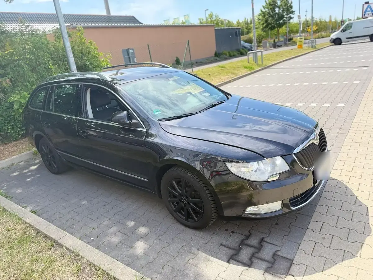 Gebraucht Skoda Superb 170 PS (125 kW) 2011 Schwarz Kombi