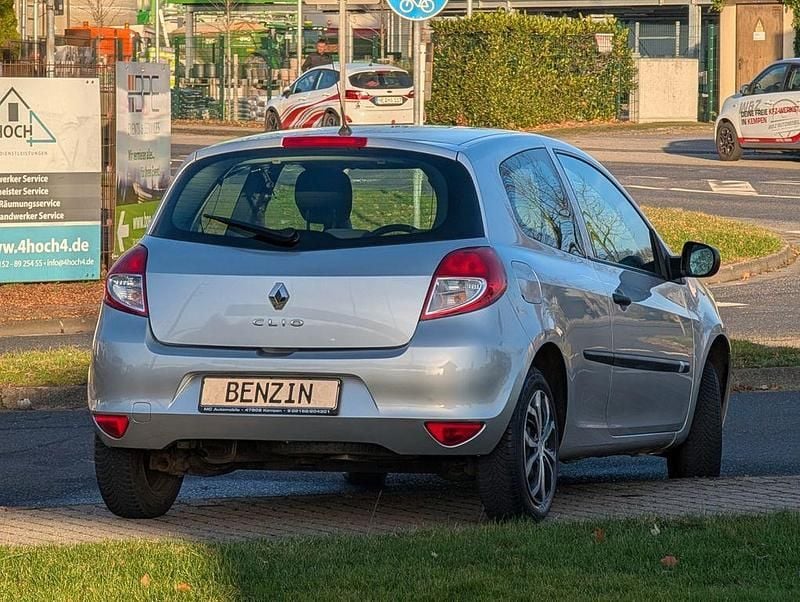 Gebraucht Renault Clio III Expression 75 PS (55 kW) 2009 Silber Kleinwagen