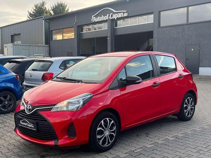 Super red v Gebraucht 2016 Toyota Yaris Basis Kleinwagen | 8.599 € (Fairer Preis) - Bild 1/4