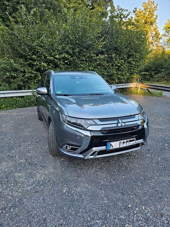 Silber Gebraucht 2019 Mitsubishi Outlander P-HEV Top SUV | 19.500 € (Fairer Preis) - Bild 1/4