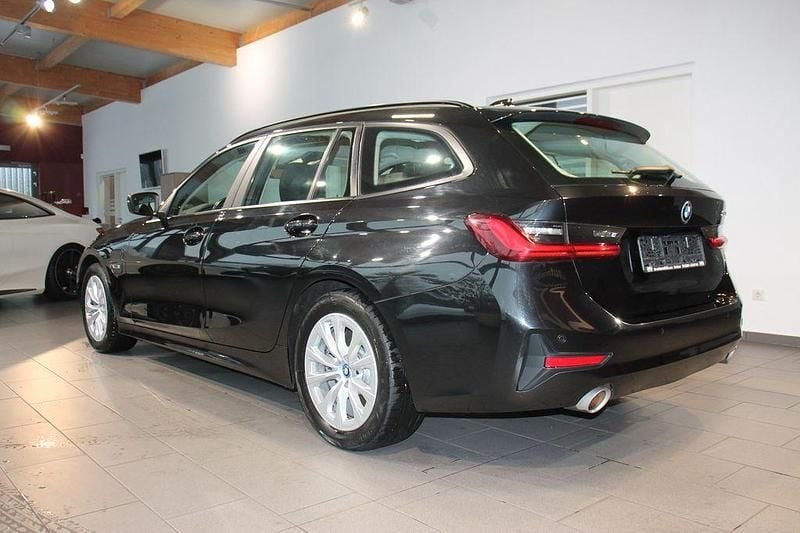 Gebraucht BMW 320e Advantage 163 PS (119 kW) 2021 Schwarz Kombi
