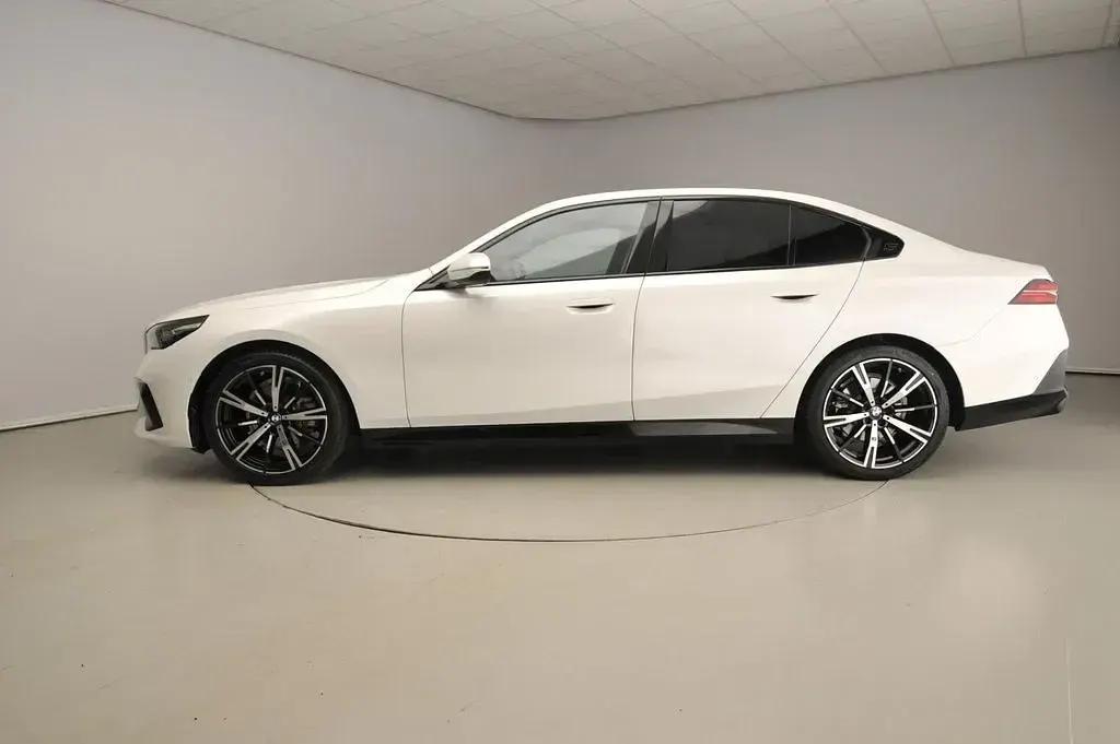 Gebraucht BMW 520 M Sport 208 PS (152 kW) 2025 Weiß Limousine