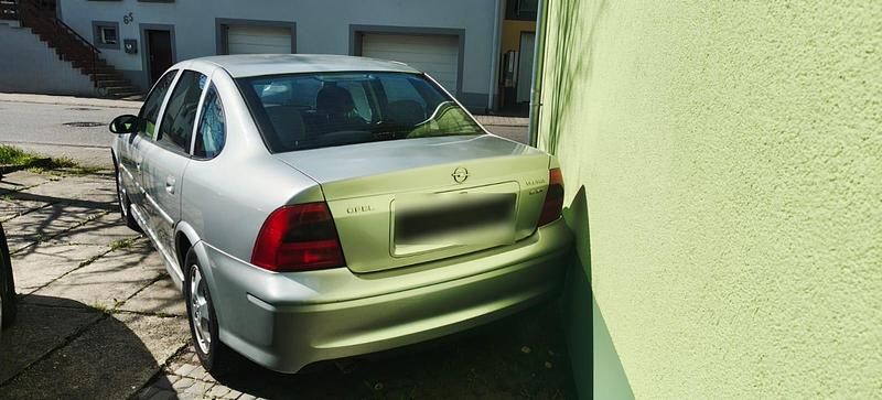Second-hand Opel Vectra 101 CP (74 kW) 2000 Bej Berlinǎ