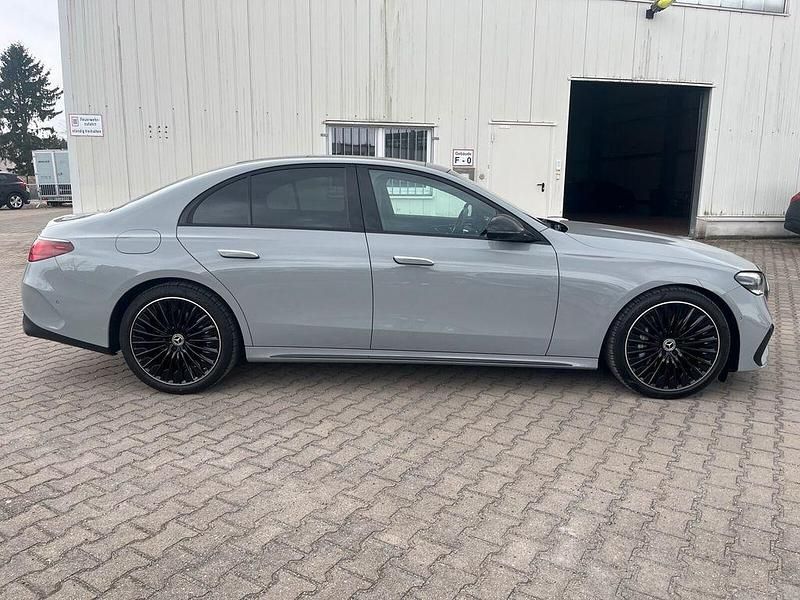 Gebraucht Mercedes E450 AMG line 367 PS (269 kW) 2024 Manufaktur lack manufaktur alpingrau uni Limousine
