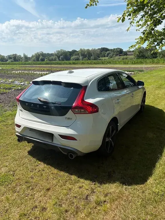 Gebraucht Volvo V40 R-Design 122 PS (89 kW) 2018 Weiß Limousine