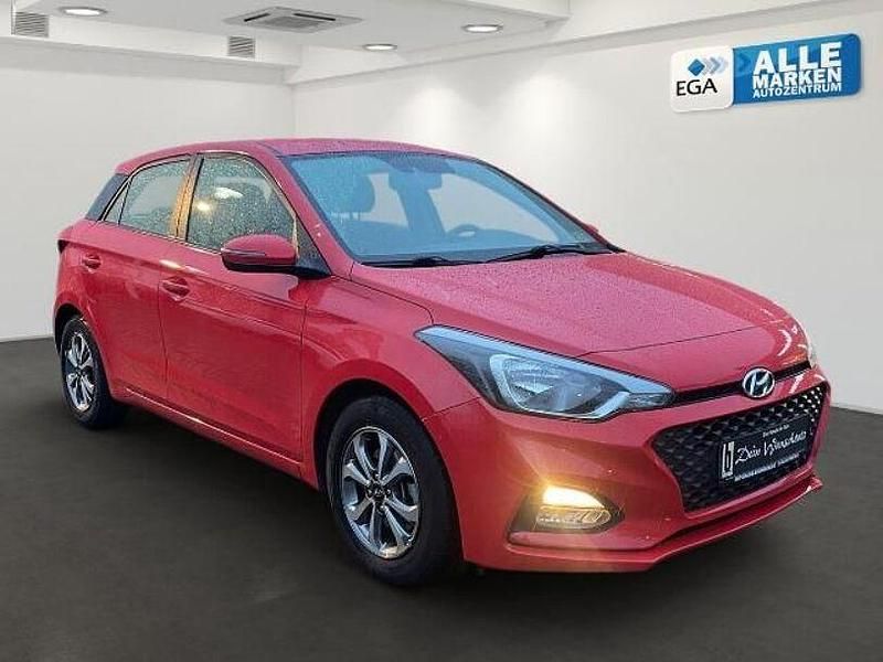 Rot Gebraucht 2019 Hyundai i20 Trend Limousine | 13.490 € (Fairer Preis) - Bild 1/4
