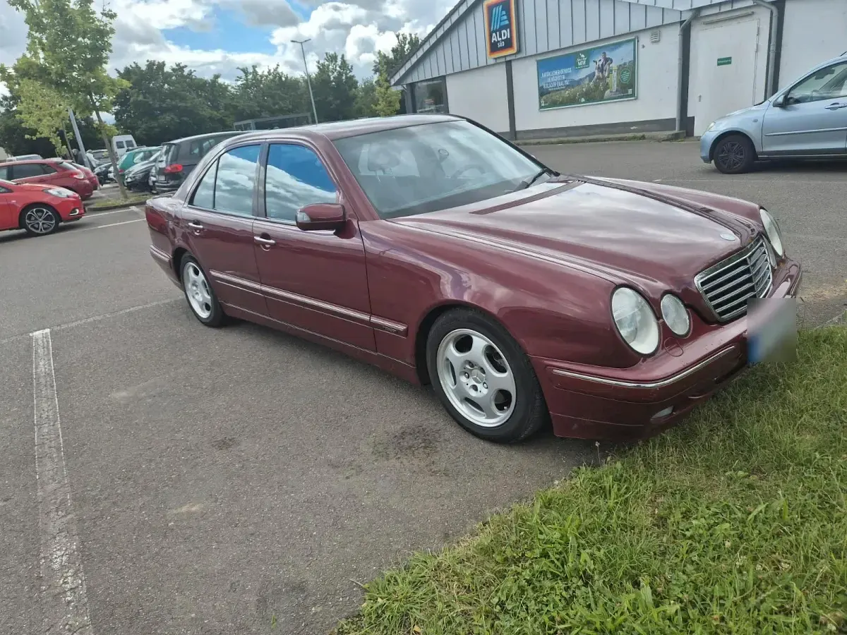 Gebraucht Mercedes E270 Avantgarde 170 PS (125 kW) 2001 Andere farben Limousine