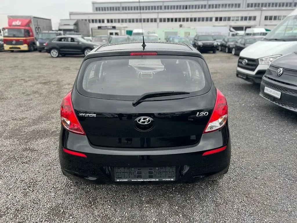 Gebraucht Hyundai i20 Classic 86 PS (63 kW) 2015 Schwarz Limousine