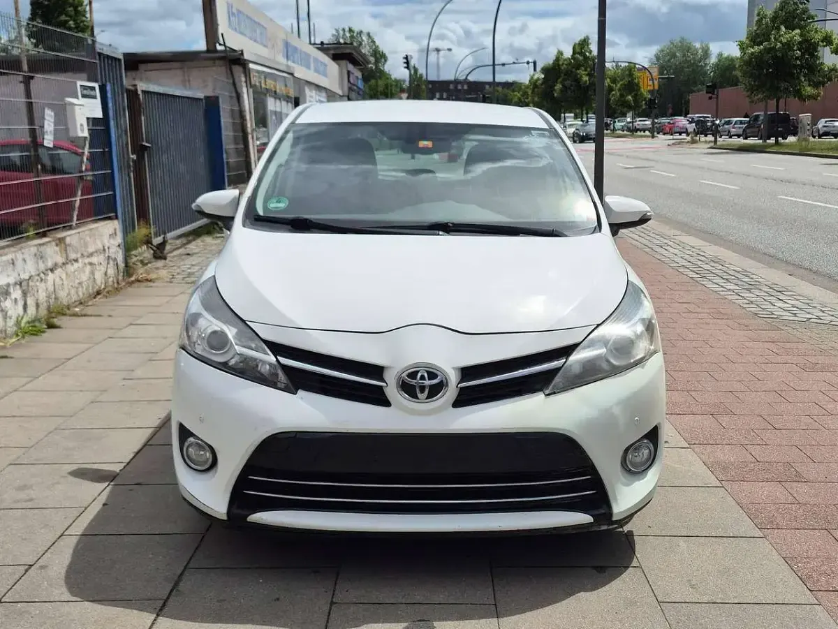 Gebraucht Toyota Verso Life 126 PS (92 kW) 2013 Super white 2 Van / Kleinbus