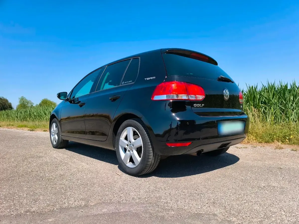 Gebraucht VW Golf VI Team 105 PS (77 kW) 2011 Schwarz Kleinwagen