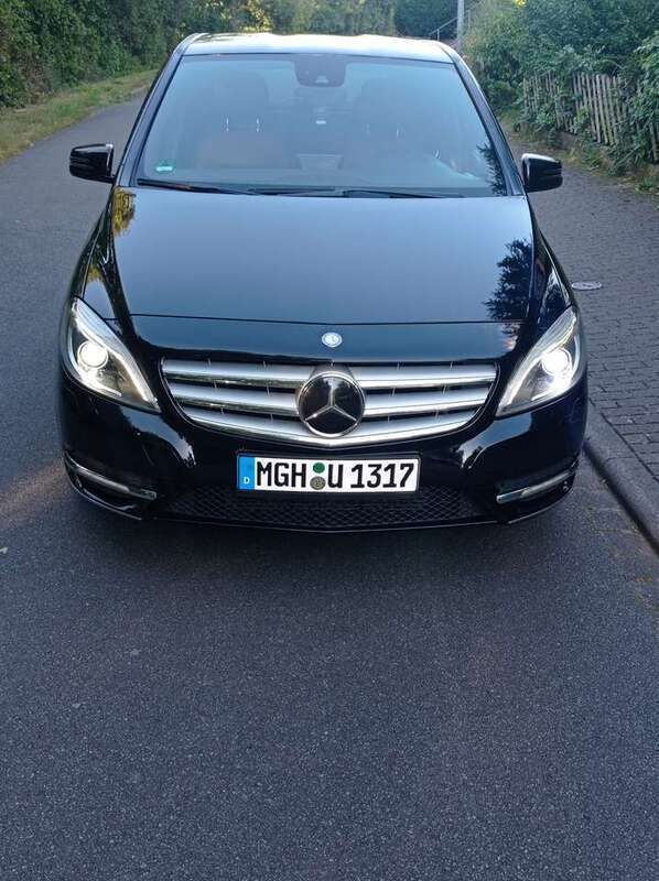 Schwarz Gebraucht 2012 Mercedes 180 Limousine | 8.700 € - Bild 1/4