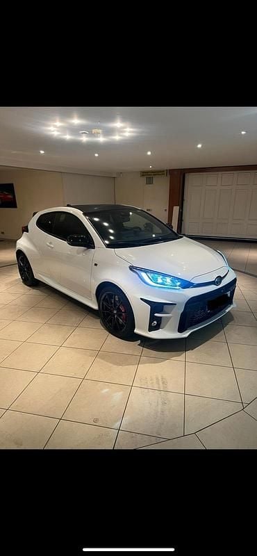 Weiß Gebraucht 2024 Toyota Yaris Kleinwagen | 38.500 € (Superpreis) - Bild 1/4