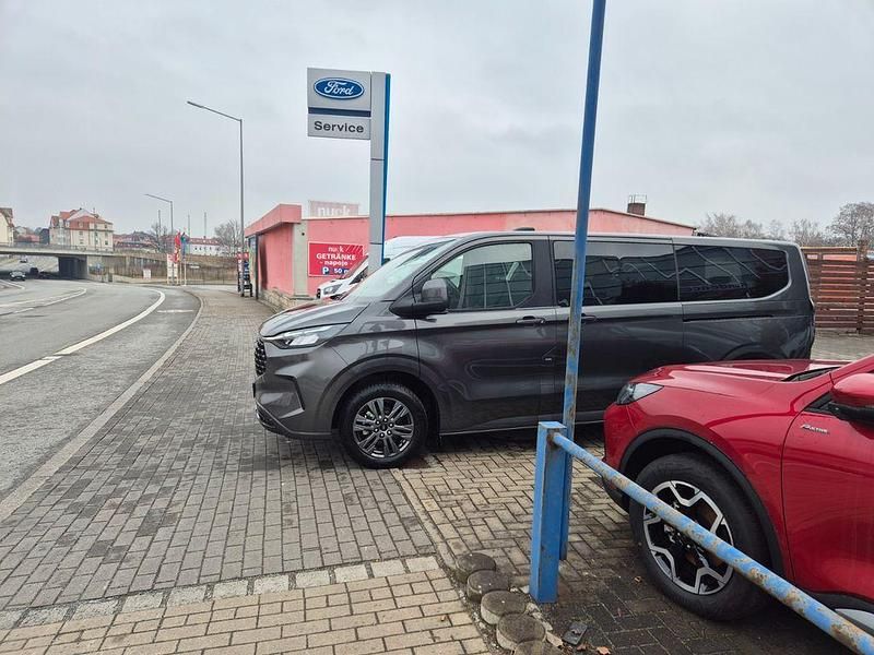Gebraucht Ford Tourneo Titanium 136 PS (100 kW) 2025 Grau Van / Kleinbus