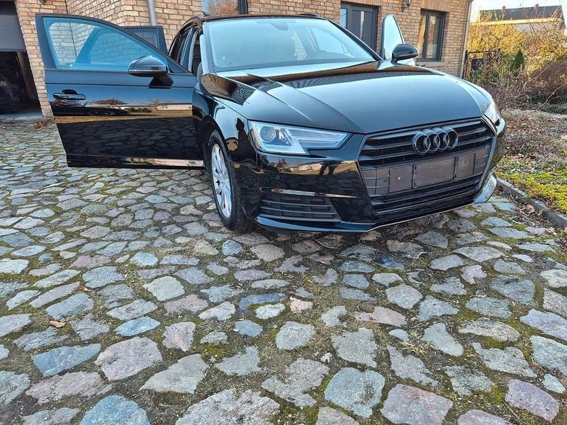 Gebraucht Audi A4 150 PS (110 kW) 2018 Schwarz Kombi