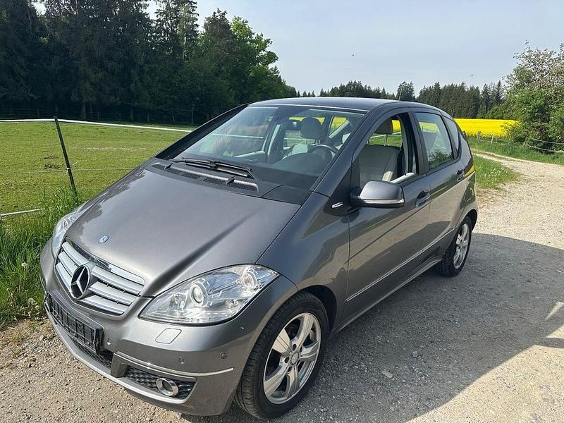 Grau Gebraucht 2010 Mercedes A200 Limousine | 2.400 € (Fairer Preis) - Bild 1/4